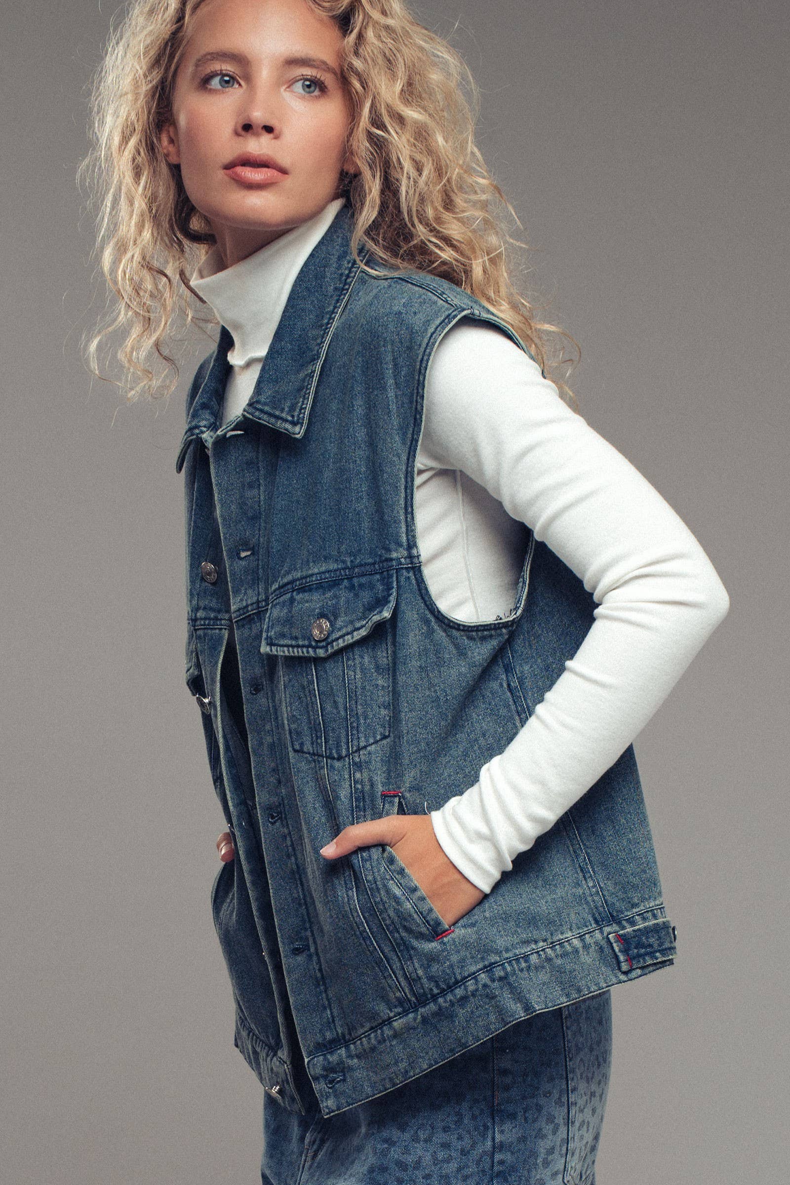 Western Sunset Embroidered Denim Vest: DENIM BLUE