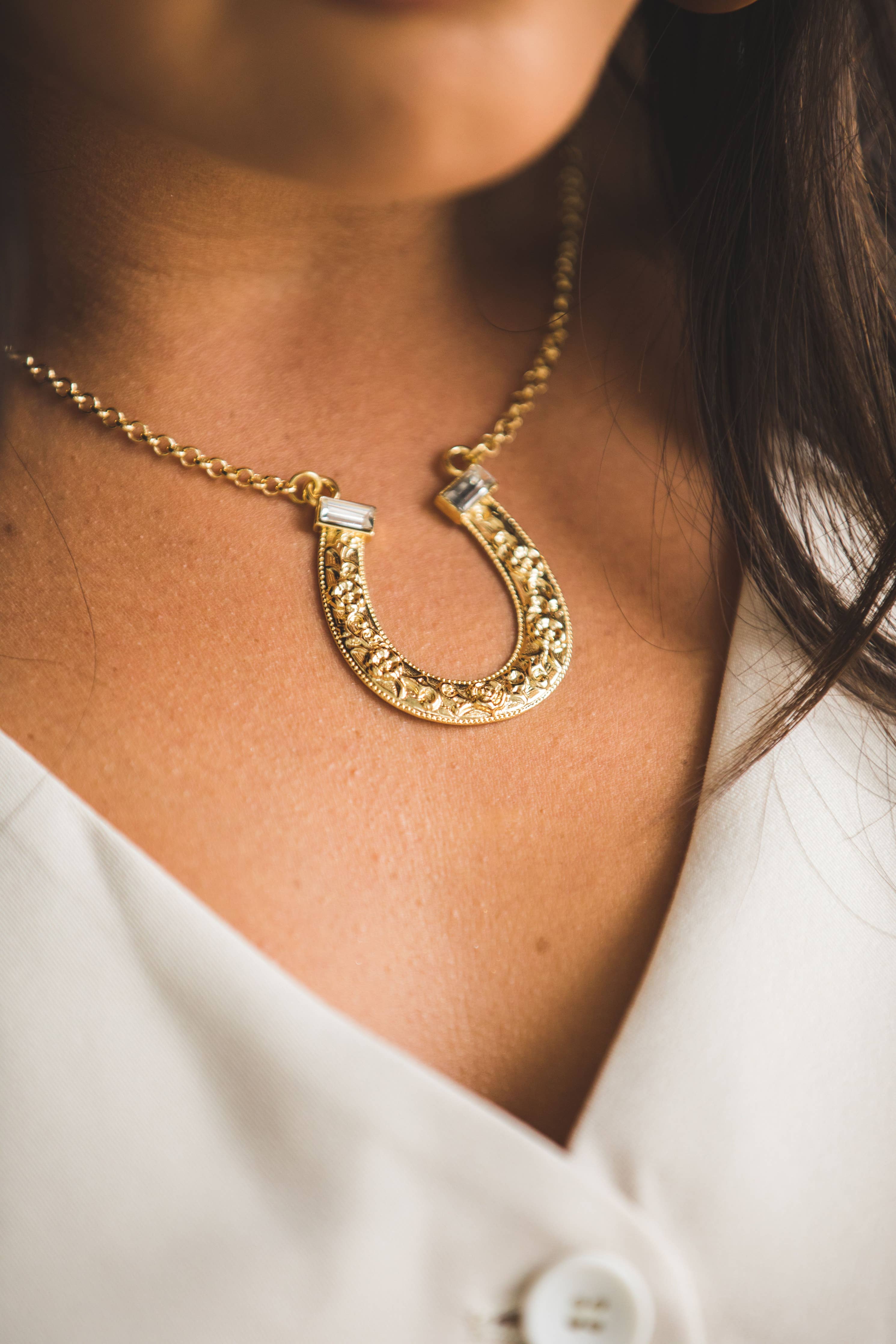 18" 18K Gold Plated Horse Shoe Necklace with Rhinestones: Yellow Gold